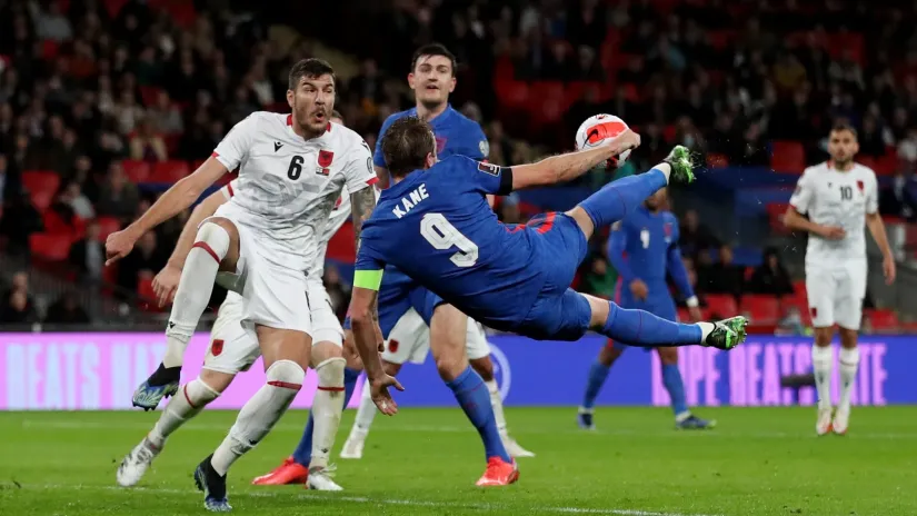 Akrobacija Harija Kejna (Engleska) na meču sa Albanijom